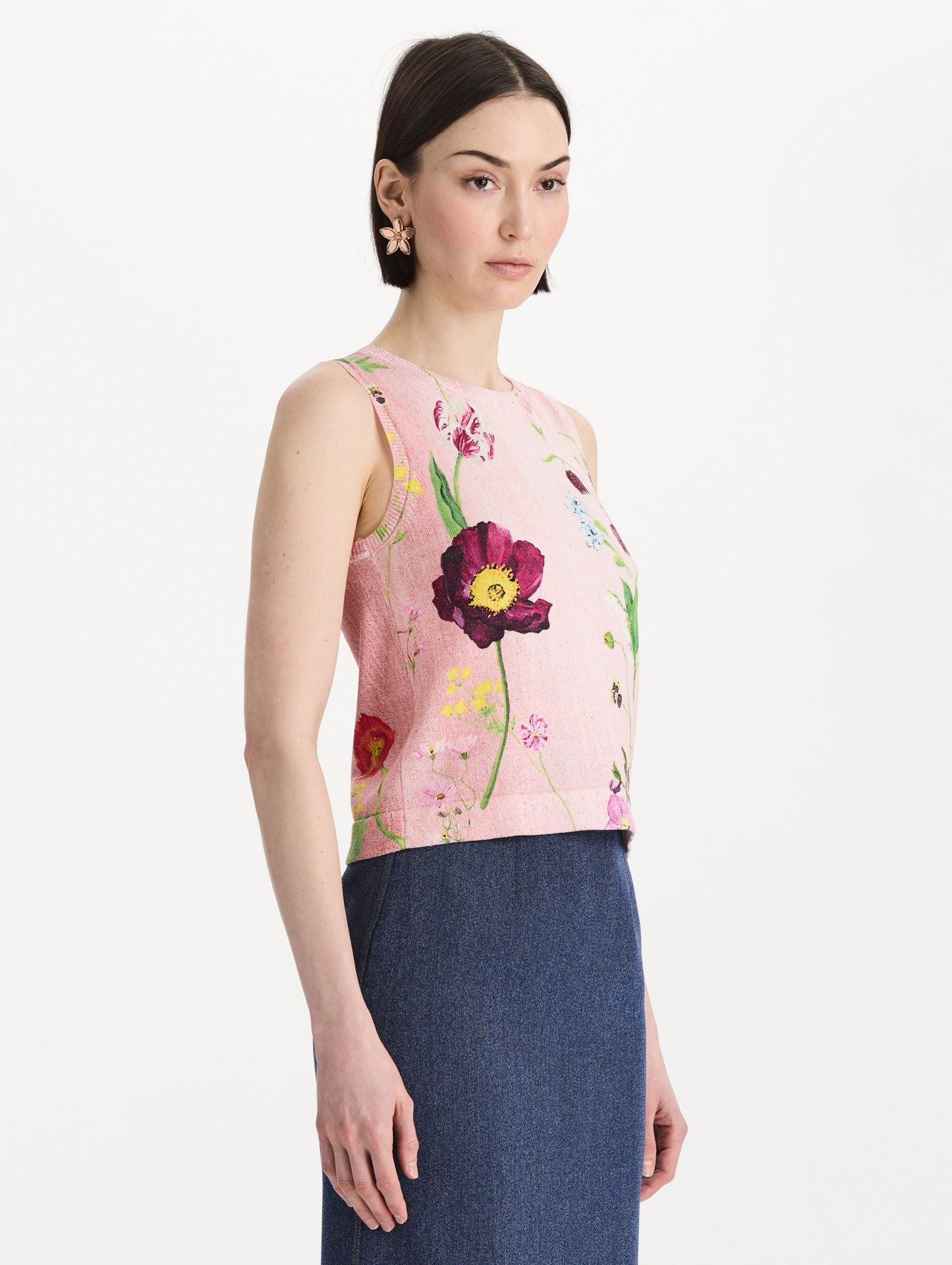 The model is wearing the mixed botanical printed tank with an all-over floral print in blush multi. Side view.