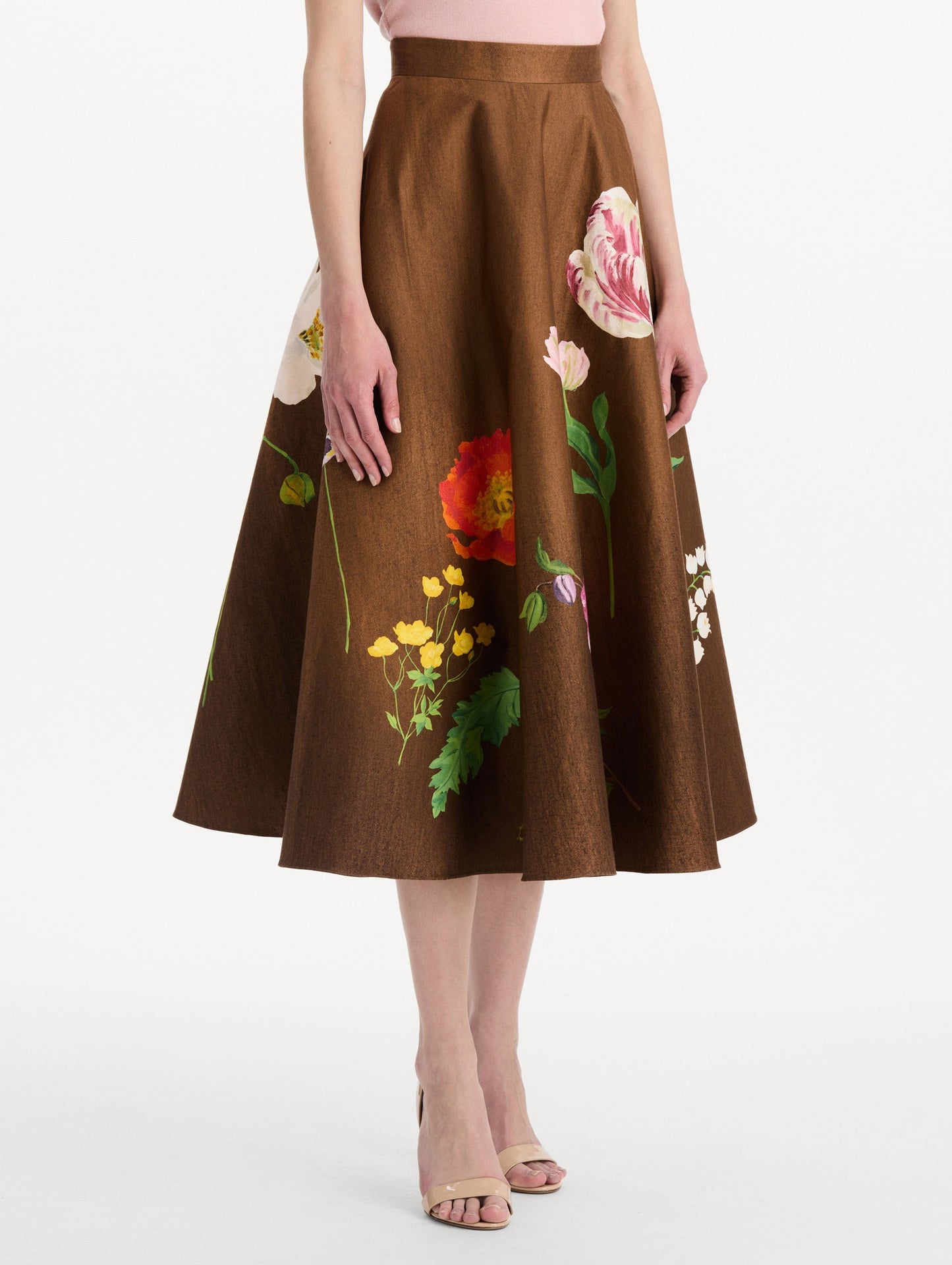 The model is wearing the mixed botanical midi skirt with an all-over floral print in stretch cotton. Side view.