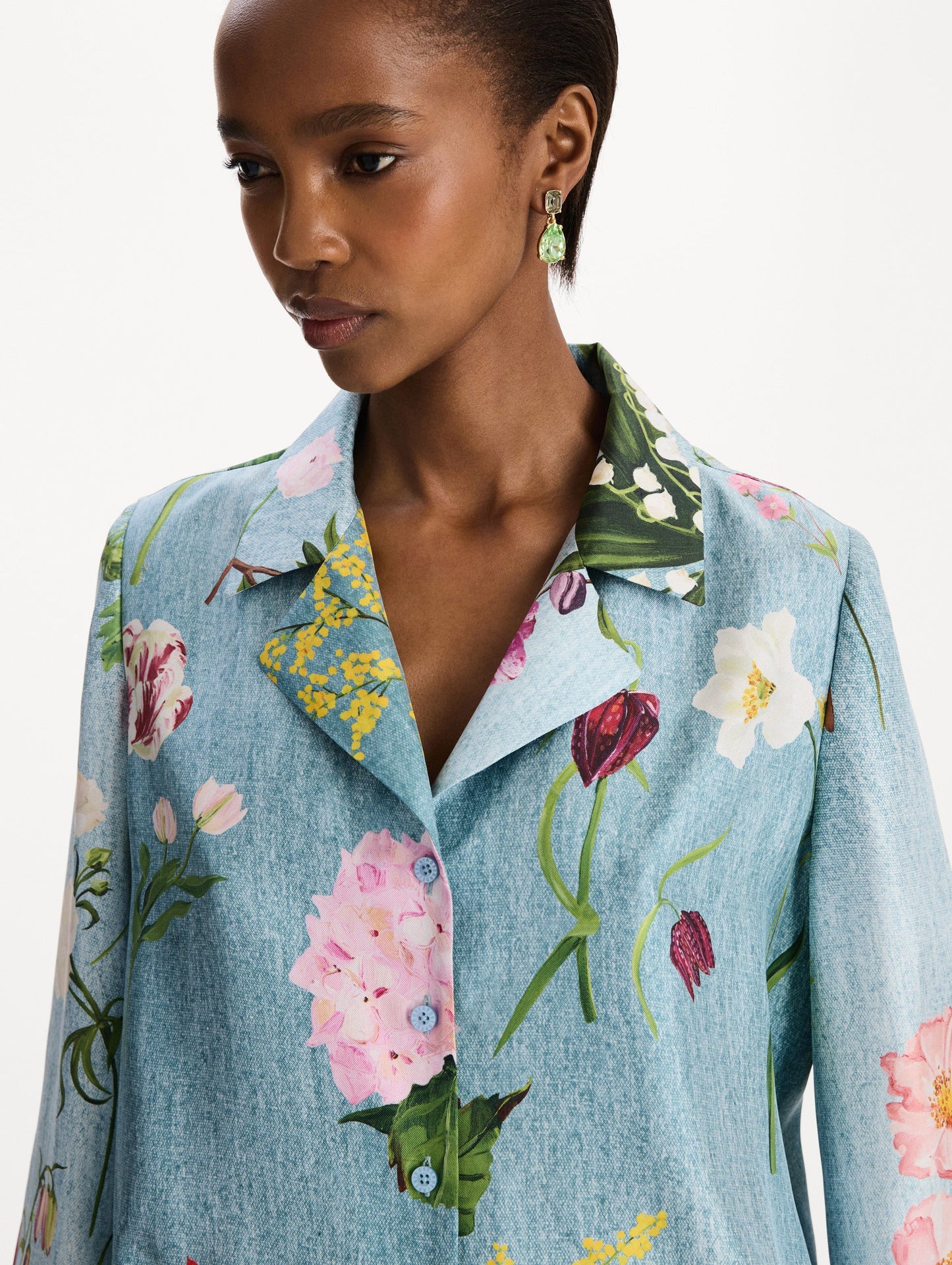 The model is wearing the mixed botanical silk twill blouse with long sleeves in the color blue multi. Zoom view.