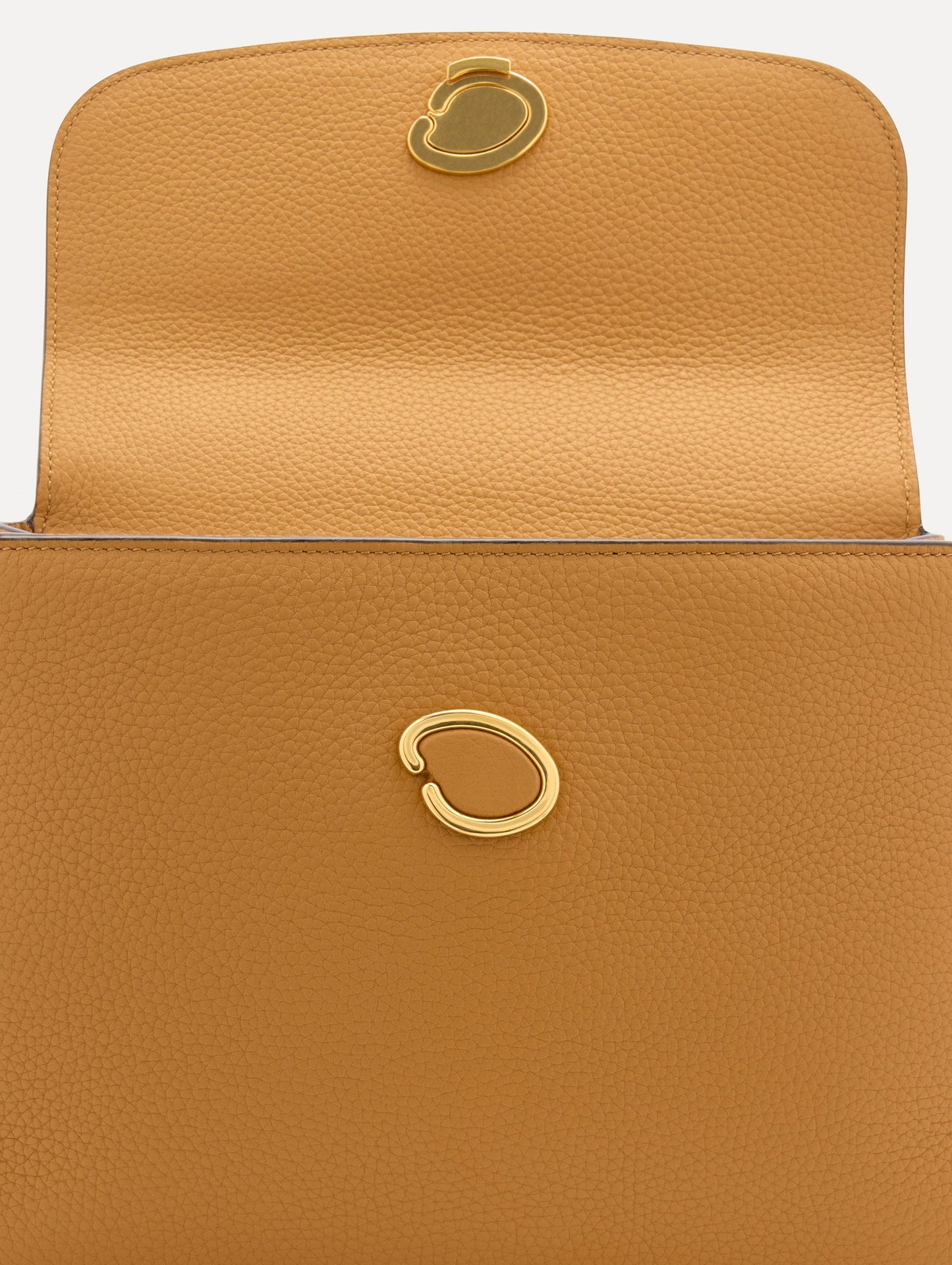 Inside The Poppy Leather Handbag in Honey with Magnetic O at Closure Zoom View