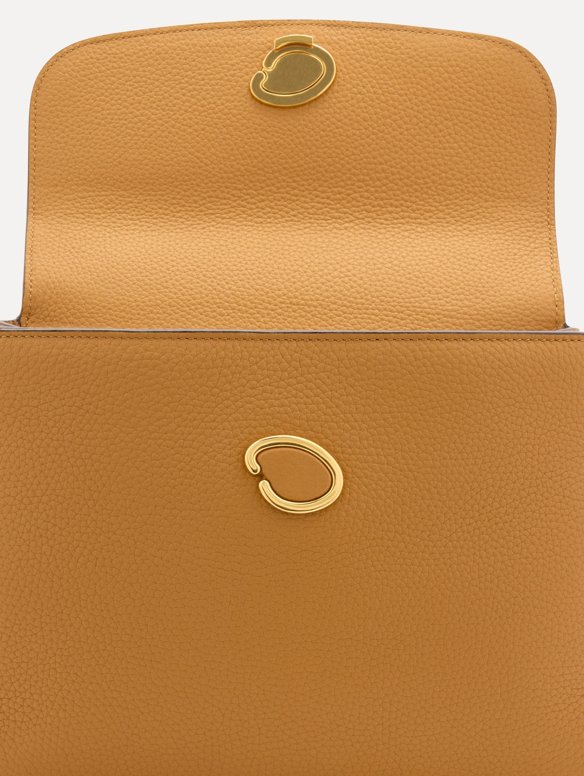 Inside The Poppy Leather Handbag in Honey with Magnetic O at Closure Zoom View