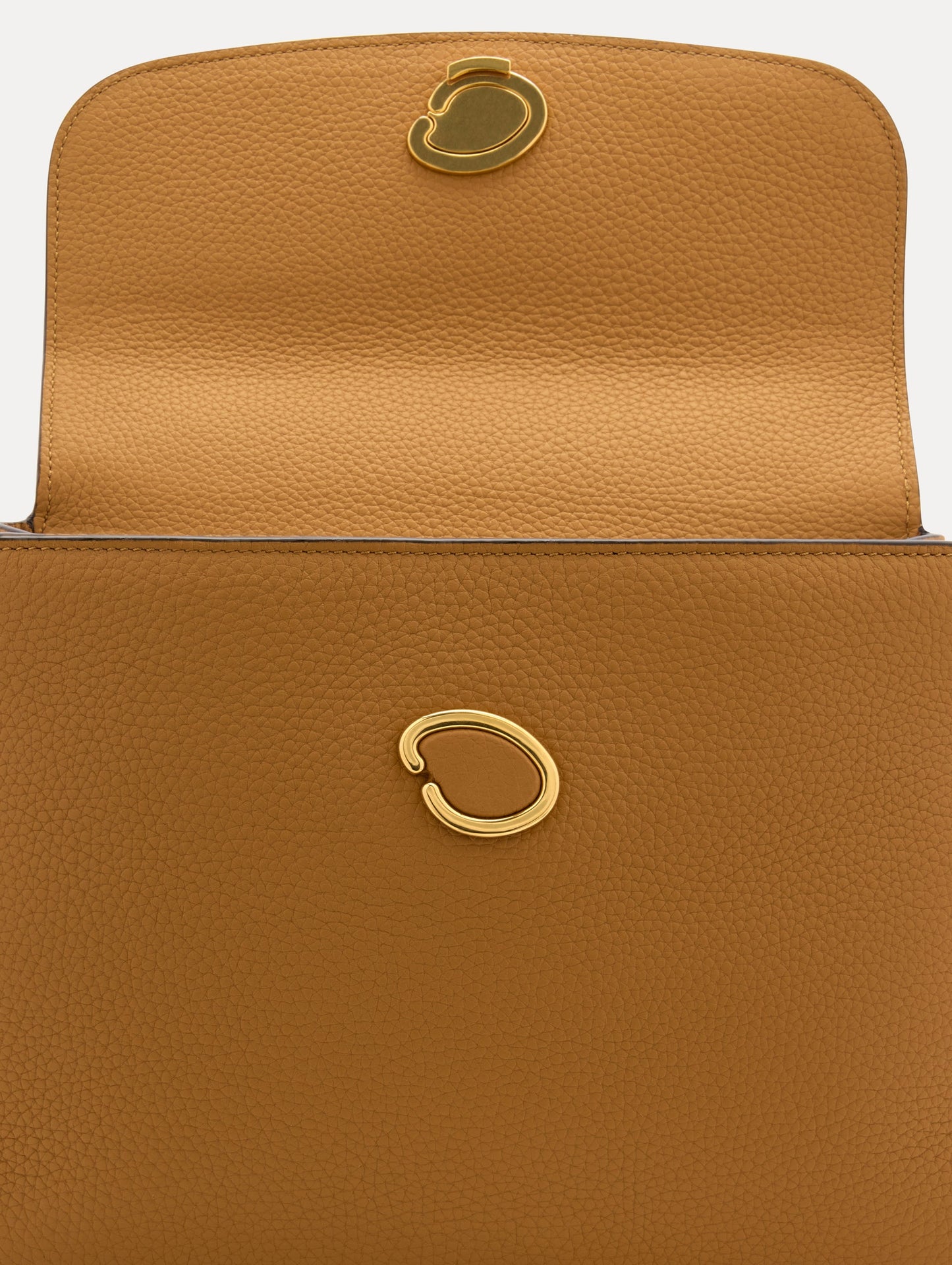 The Poppy in Honey, Adorned with Oscar de la Renta's signature O at a discreet magnetic closure. Zoom View