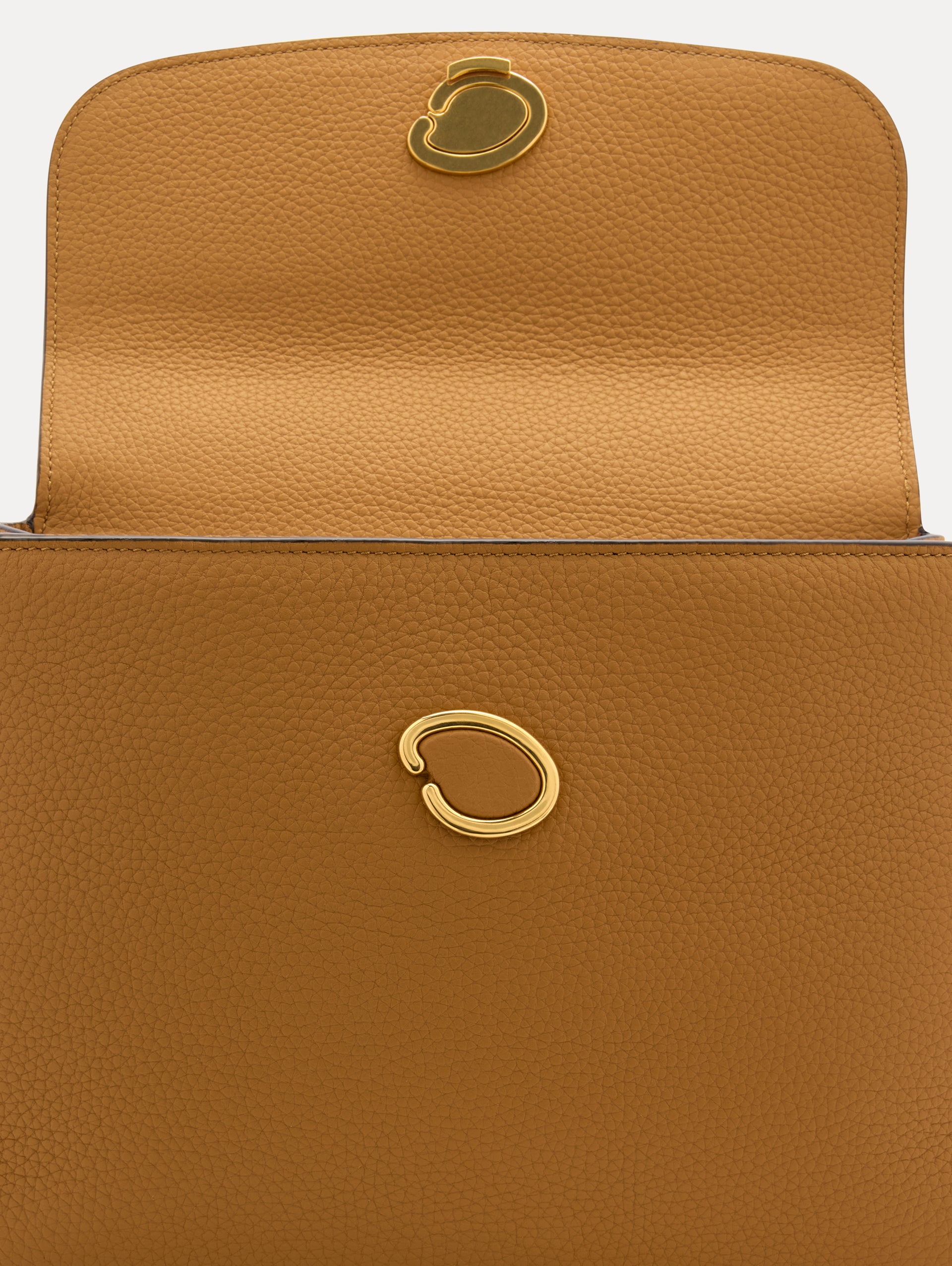 The Poppy in Honey, Adorned with Oscar de la Renta's signature O at a discreet magnetic closure. Zoom View