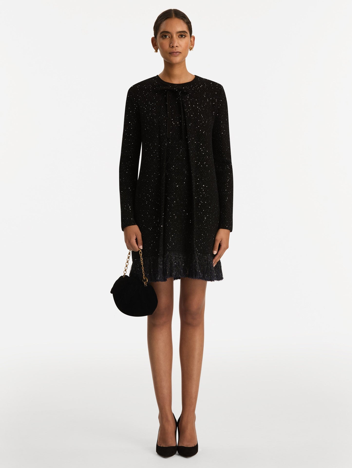 The Velvet Clutch in black features fabric folding, where the velvet is gathered and secured with a voluminous bow.