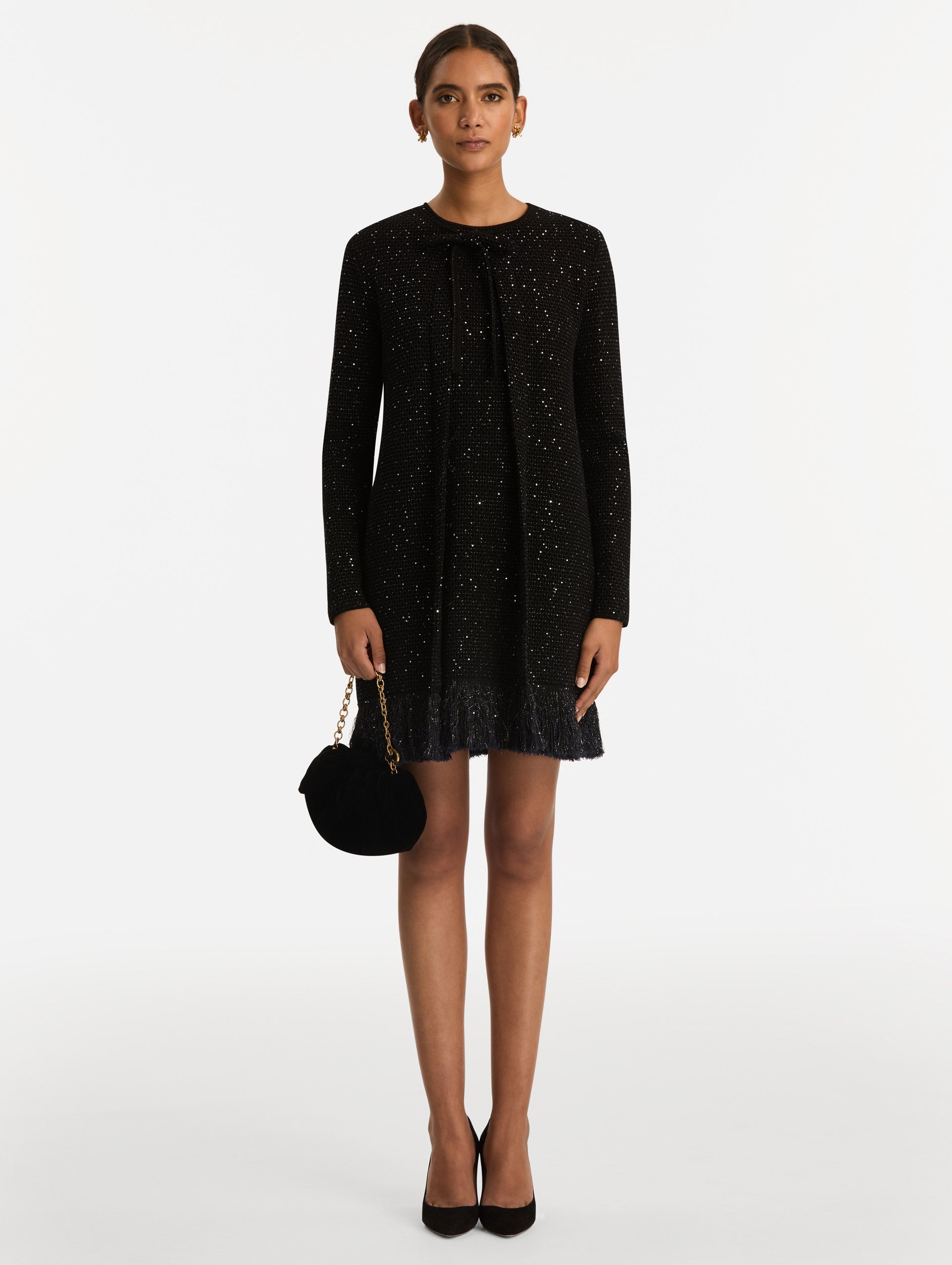 The Velvet Clutch in black features fabric folding, where the velvet is gathered and secured with a voluminous bow.