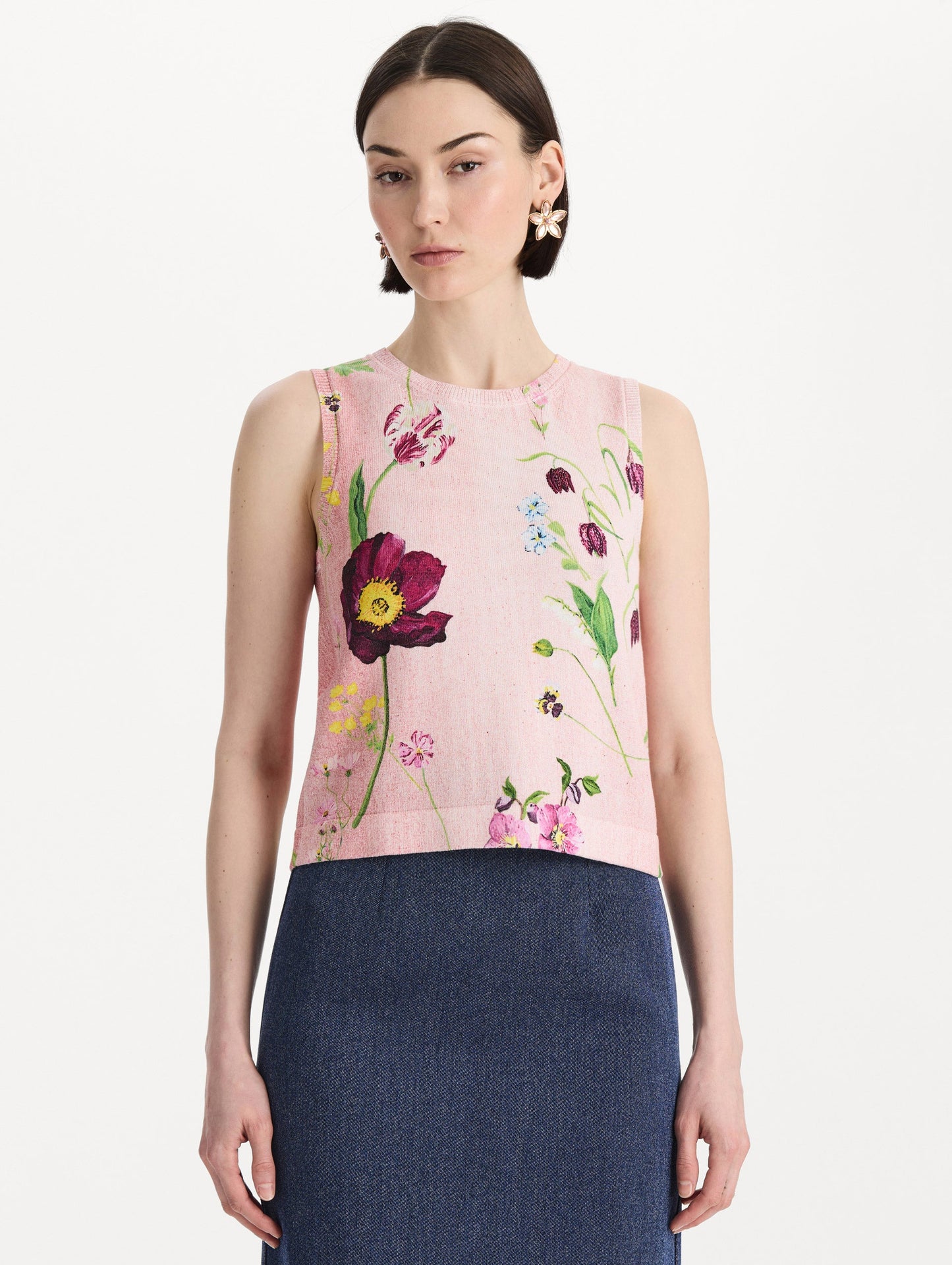 The model is wearing the mixed botanical printed tank with an all-over floral print in blush multi. Front view.