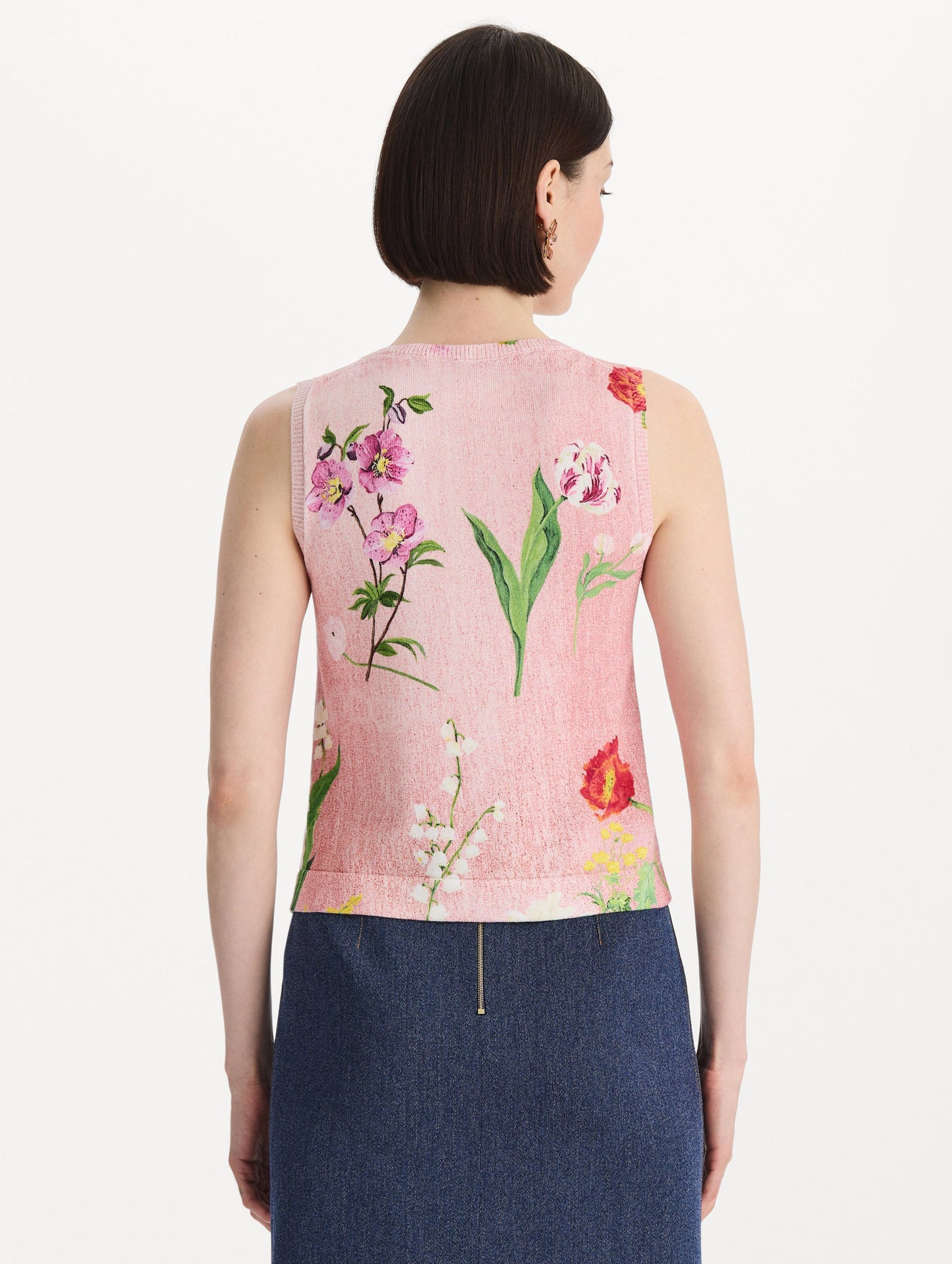 The model is wearing the mixed botanical printed tank with an all-over floral print in blush multi. Back view.