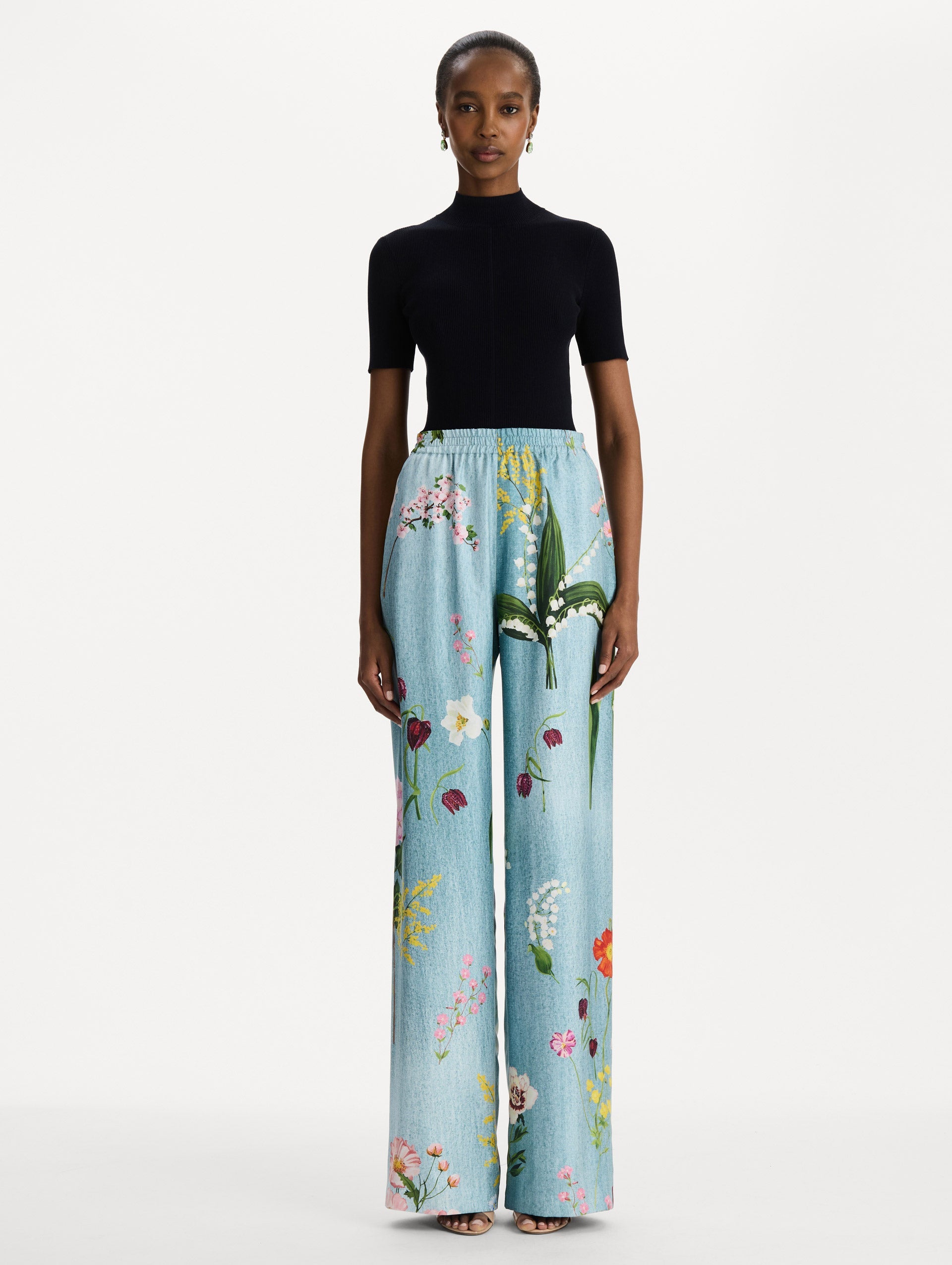 The model is wearing the mixed botanical silk twill pant in the color blue multi. Front view.