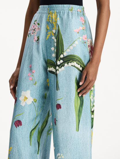 The model is wearing the mixed botanical silk twill pant in the color blue multi. Zoom view.