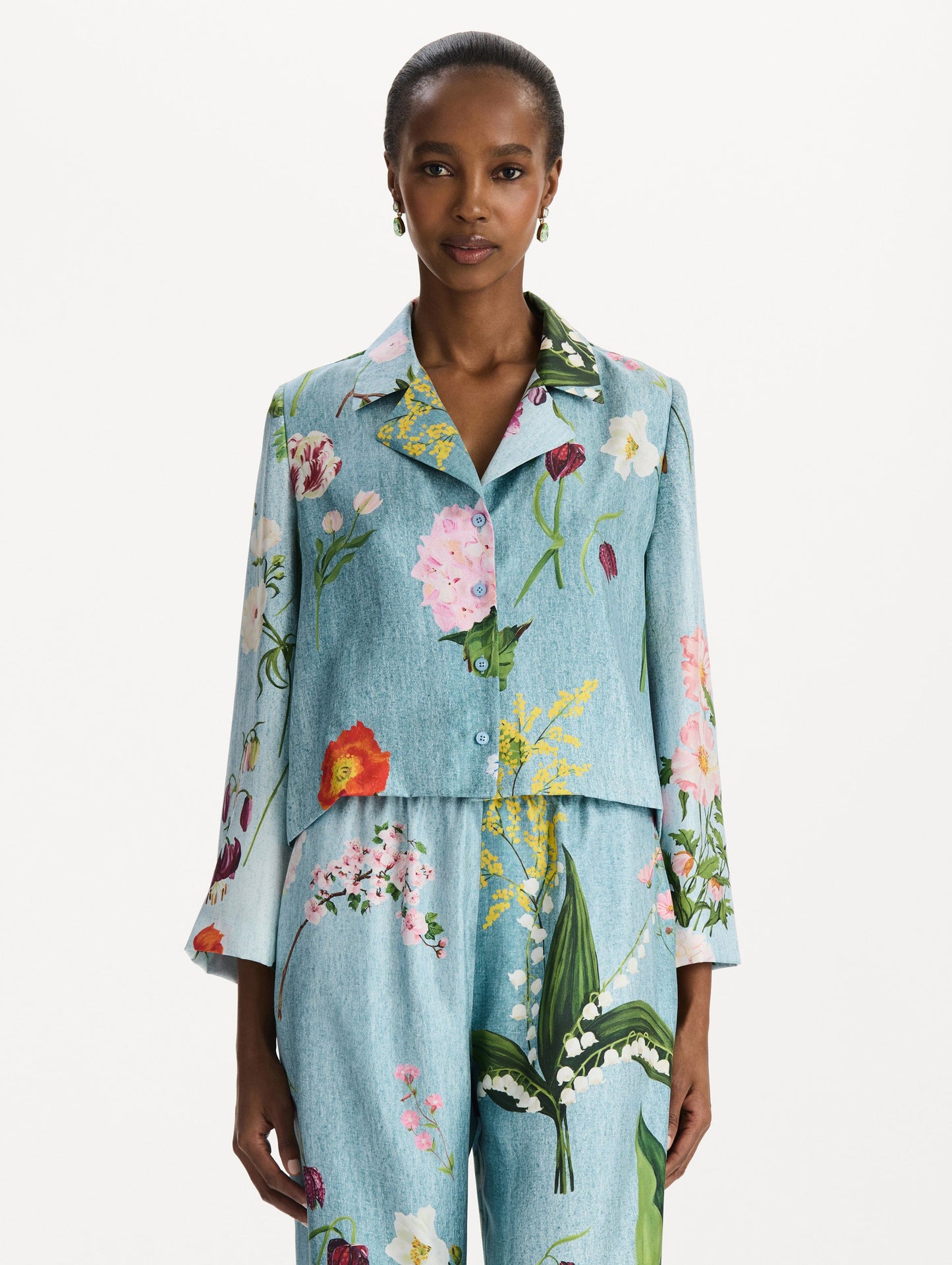 The model is wearing the mixed botanical silk twill blouse with long sleeves in the color blue multi. Front view.