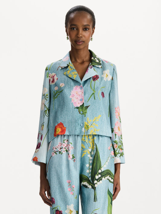 The model is wearing the mixed botanical silk twill blouse with long sleeves in the color blue multi. Front view.