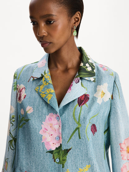 The model is wearing the mixed botanical silk twill blouse with long sleeves in the color blue multi. Zoom view.