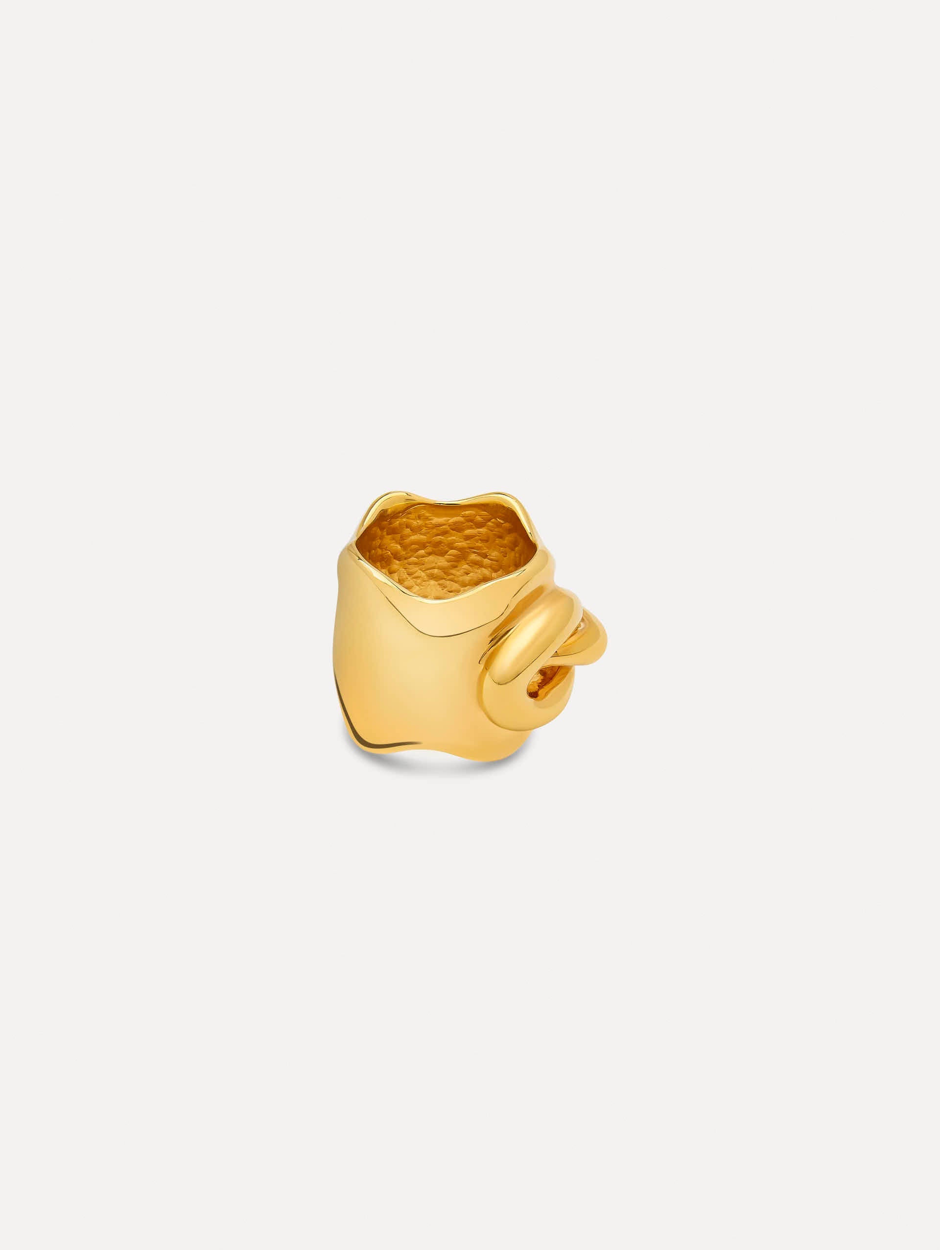 O Knot Ring in Gold. Side View.