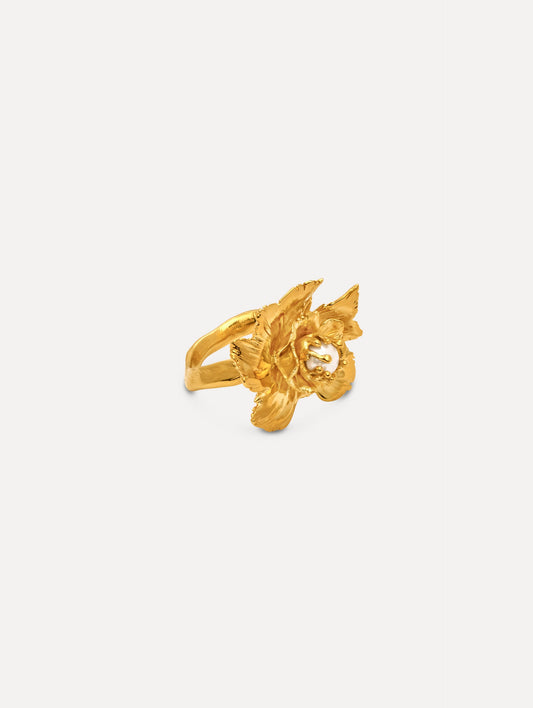 The Wild Rose Pearl Ring in Gold. Side view